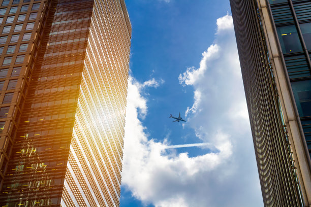 飞机剪影与商业办公大楼的背景图片下载