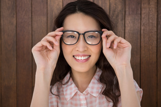 在镜头前摆姿势的时髦女人图片下载