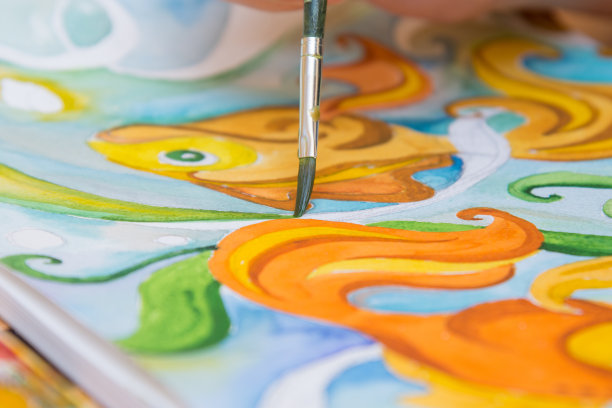 用水彩笔刷在纸上画特写图片下载