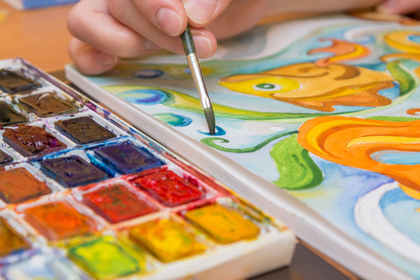 特写水彩笔刷和画在纸上图片下载