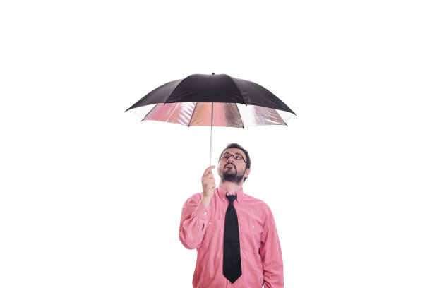 站在伞下的男人图片下载