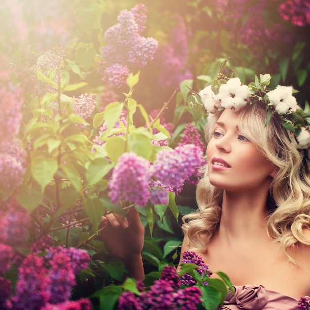 健康的女人在户外花圈。春天和芳香疗法的概念图片下载