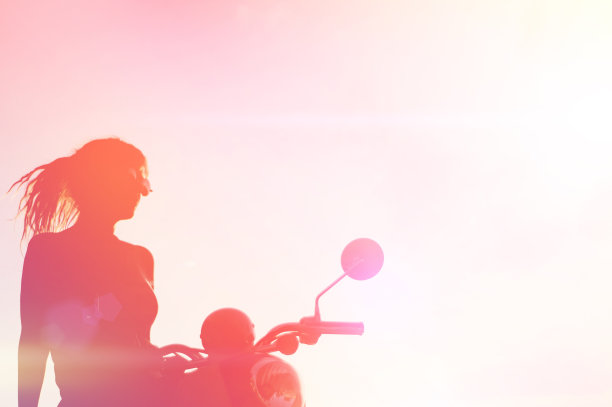 复古彩色抽象背景与女孩和滑板车图片下载