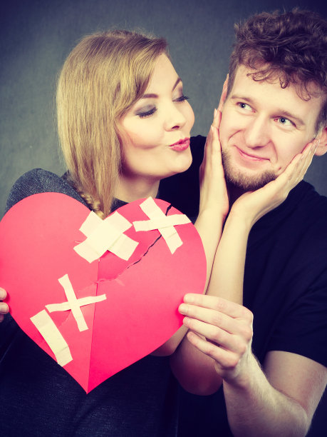 夫妻将破碎的心结合在一起图片下载