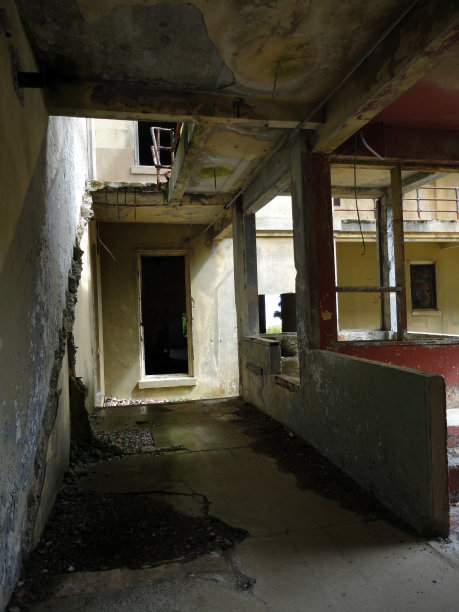 在一栋破旧的大楼里图片下载