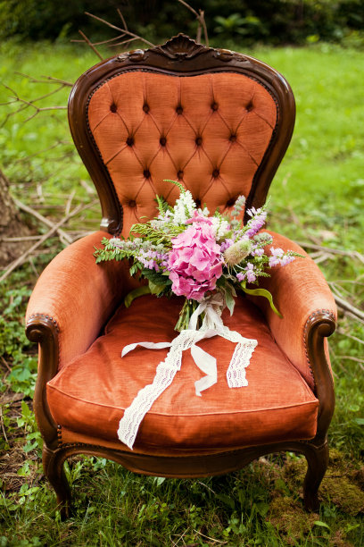 复古扶手椅上的波西米亚花束图片下载