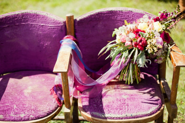 紫色座位上的波西米亚花束图片下载