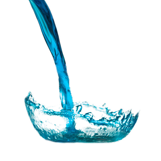 蓝色的水溅在孤立的白色背景上图片下载