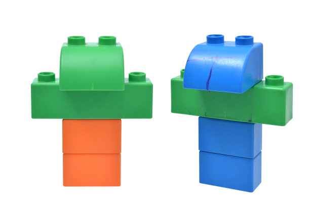 孩子们搭积木，像机器人一样堆玩具图片下载