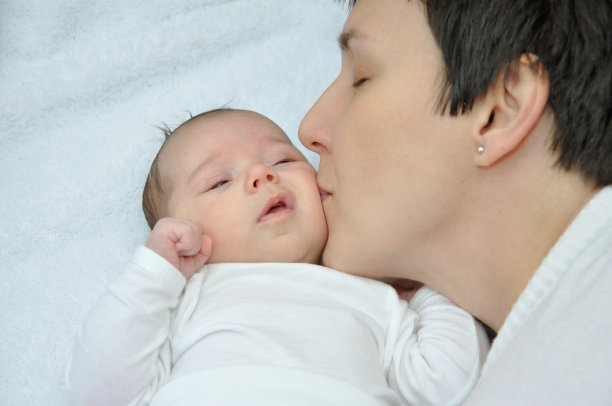 母亲亲吻她刚出生的女婴图片下载