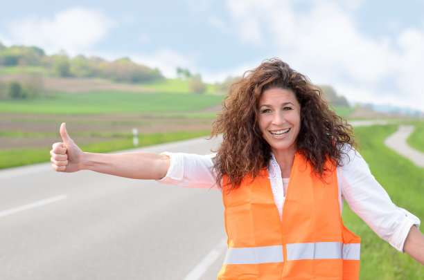 微笑自信的女人在搭便车图片下载
