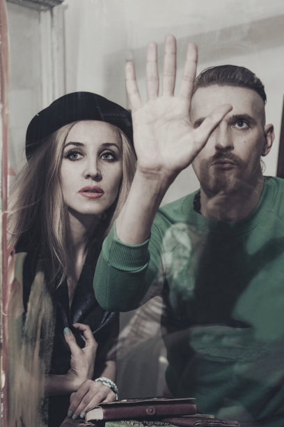 年轻男女的肖像图片下载