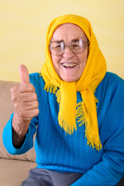 高级的女人坐在图片下载