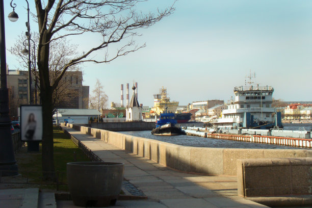 河堤上的港口图片下载