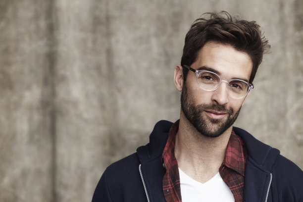 眼镜的家伙图片下载