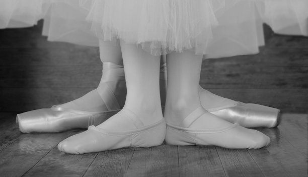 芭蕾舞演员和孩子的脚在第一个位置，靠近图片下载