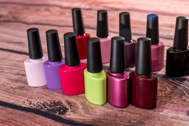 桌上有许多指甲油瓶子。图片下载
