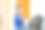 可爱的金发幼儿园小男孩在室内玩飞镖。图片下载