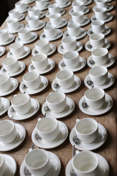 咖啡杯放在桌子上图片下载