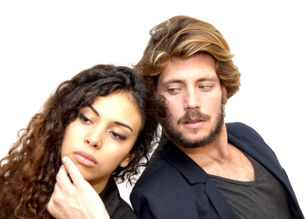 一对恩爱夫妻背靠背的美丽肖像图片下载