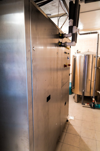 坦克在啤酒厂图片下载