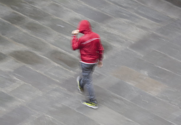 穿红衣服的男孩图片下载