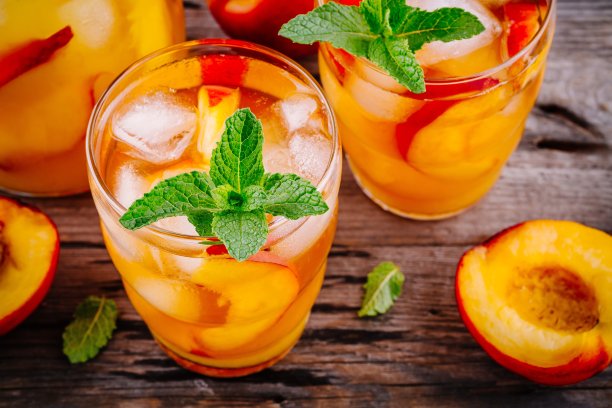 夏季冷饮:自制水蜜桃柠檬水加冰块和薄荷杯图片下载