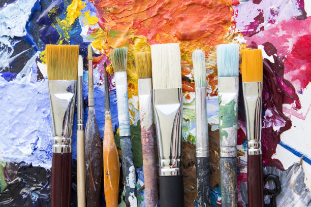 个性化的概念，调色板上的各种画笔图片下载