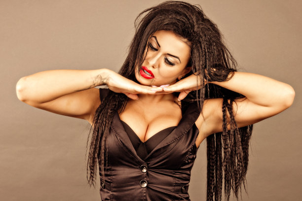 深色头发的年轻女子与创造性的化妆图片下载