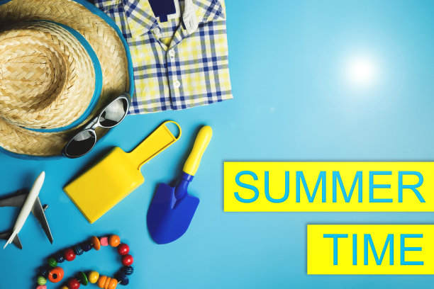 夏季销售海报与度假海滩平躺对象图片下载