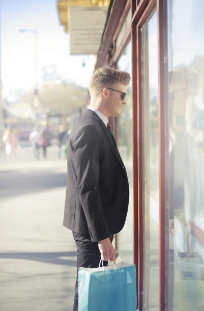 拿着购物袋的男人图片下载