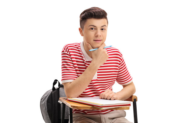 一个十几岁的学生坐在学校的椅子上图片下载