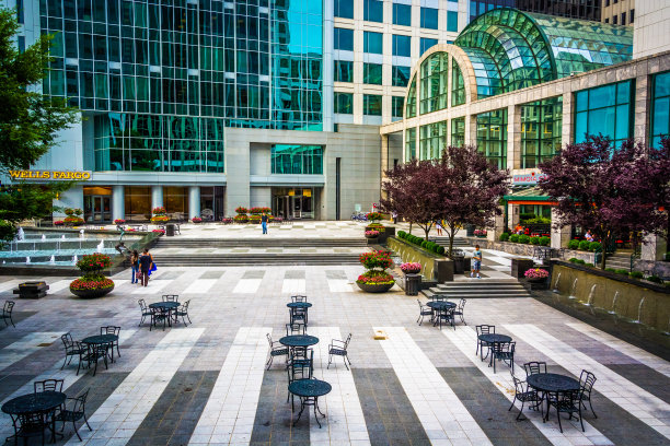 北卡罗来纳州夏洛特市中心的庭院。图片下载