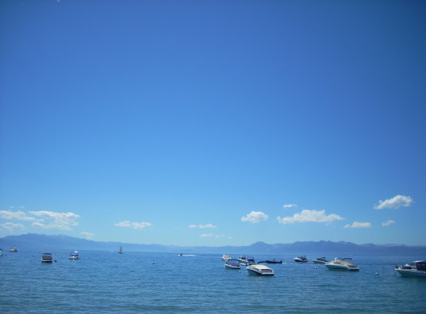 太浩湖上的船图片下载