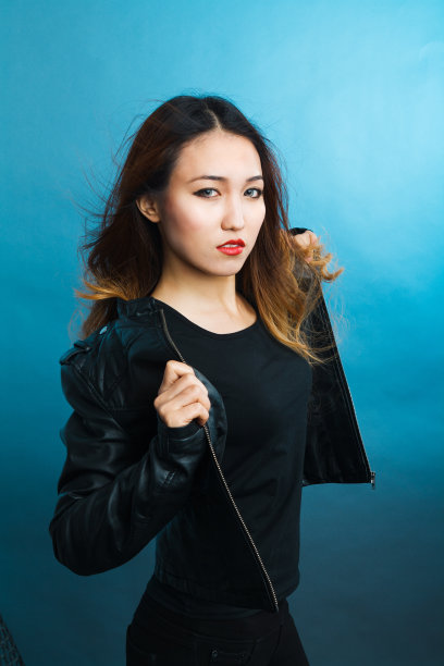 穿着皮夹克的女孩图片下载