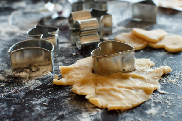 近距离的饼干切割机在一个面团图片下载