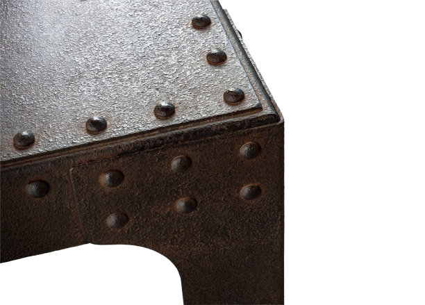 近:复古侧桌孤立的白色背景图片下载