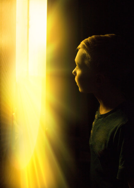 爱冒险的男孩在衣橱里找到了宝贝。快乐的年轻的梦想家。图片下载