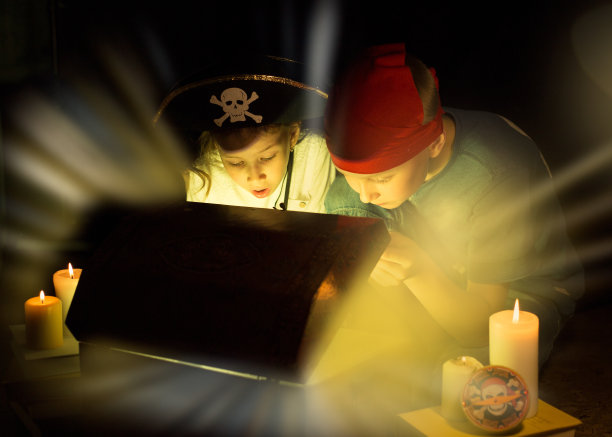 可爱的女孩和爱冒险的男孩发现了一个宝藏。快乐的年轻海盗。图片下载