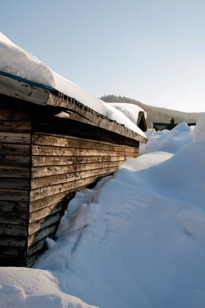 覆盖着厚厚的积雪的小木屋图片下载