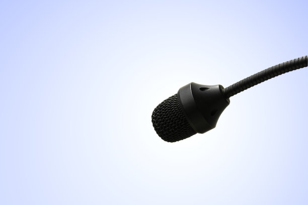 语音麦克风隔离在白蓝色梯度背景图片下载