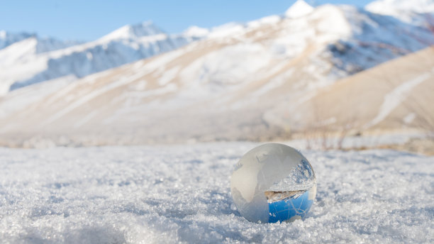 地球草在雪域的安全世界概念图片下载