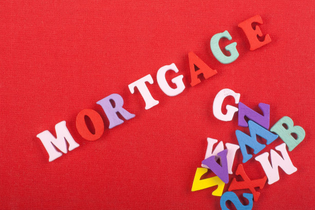 抵押字的红色背景由彩色abc字母块木制字母组成，复制空间为广告文本。学习英语的概念图片下载