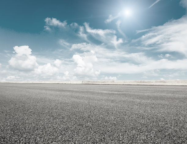 柏油马路和天空的云彩图片下载