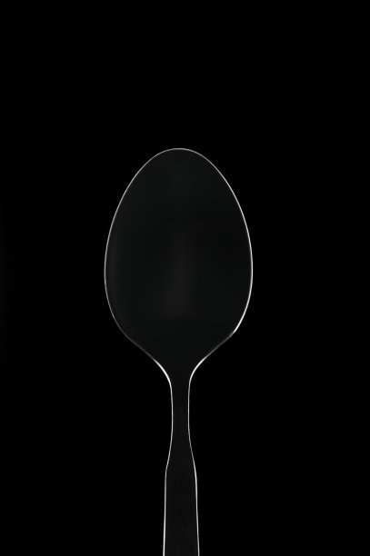 白色轮廓勺在黑色的背景图片下载