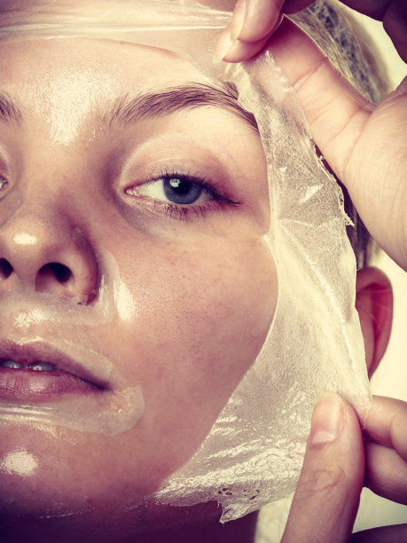 去除面膜的女人。图片下载