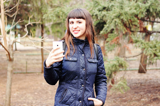 一个漂亮的女孩在自拍。图片下载