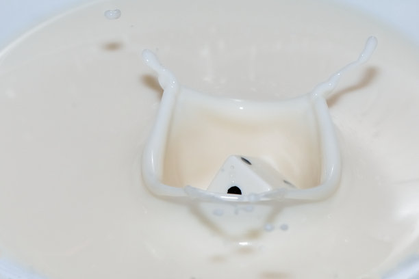 把骰子溅到奶油中图片下载