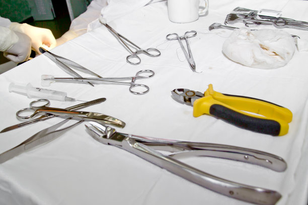 手术器械，剪刀，镊子，纱布，锤子图片下载