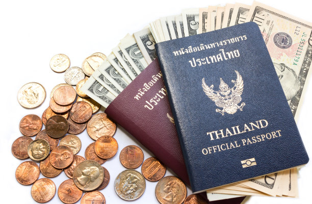 泰国护照和美元钞票。图片下载
